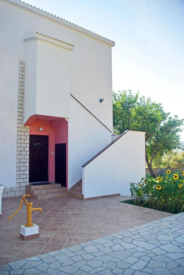 Apartments Luce - Family Friendly & Parking Pag Town